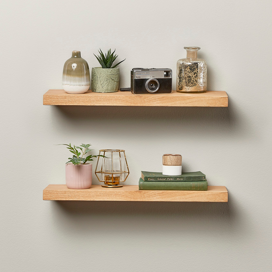 Pack of 2 oak floating shelves, wall-mounted in a modern living room